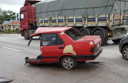 İkiye bölünün otomobilin içinden burnu bile kanamadan çıktı