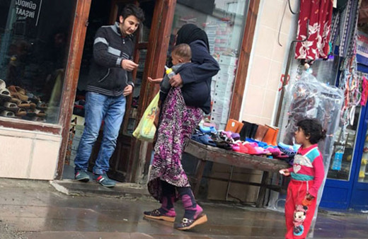 Özel otomobilleriyle geliyorlar dileniyorlar ve gidiyorlar