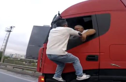 TEM'de şok görüntüler! Hareket halindeki TIR'a tırmanıp...