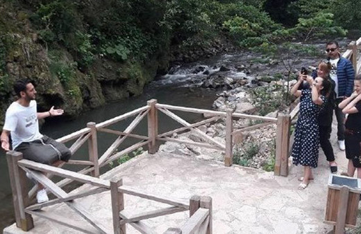 Karadeniz turu! Hakan poz verdi eşi çekti