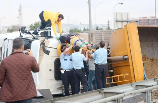 Kurtköy'de hafriyat kamyonu devrildi TEM bağlantısı kapandı