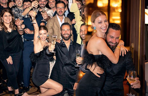 Tuba Ünsal Barselona'da partideyken Mirgün Cabas ise...