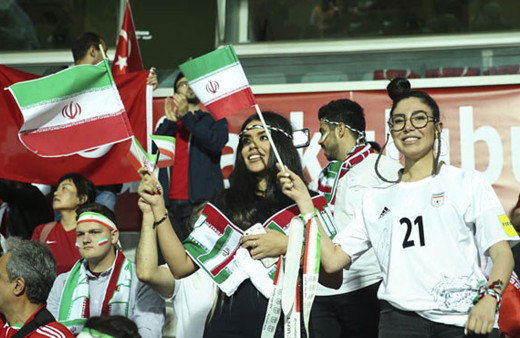 İranlı taraftarlar Başakşehir tribünlerini renklendirdi!