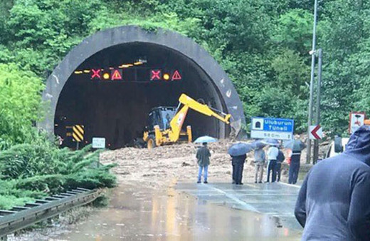 Sel ve heyelan vurdu! Karadeniz Sahil Yolu'nda ulaşım durdu!