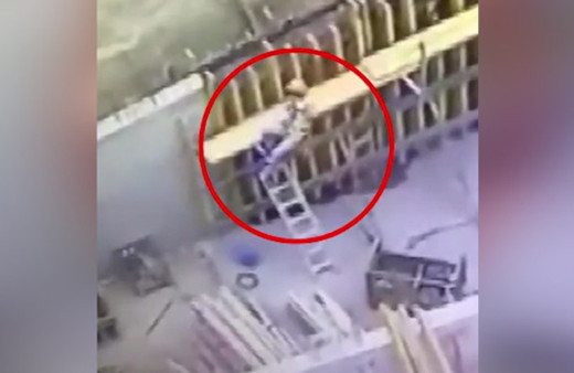 İnşaatta iskeleye çıkarken düşen işçi kurtarılamadı