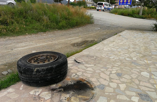TIR’dan fırlayan tekerin çarpmasıyla öldü!