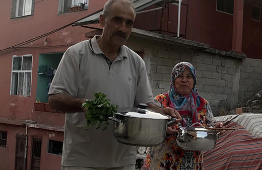 Tenceresini kapan o sofraya koştu