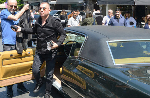 Oktay Kaynarca antika takılıyor "Arabam yakışıklı"