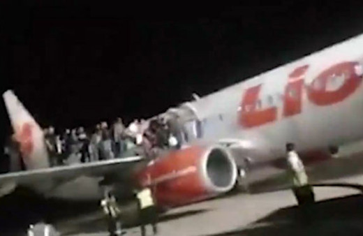 Bomba paniği! Yolcular uçağın kanadından böyle atladı
