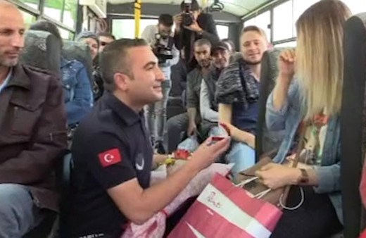 Yolcular şoke oldu! Zabıtadan halk otobüsünde çılgın evlilik teklifi