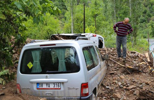 Artvin'de köy toprağa gömüldü dehşet gün ağarınca ortaya çıktı! 
