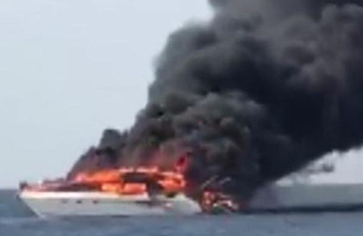 Tatil cennetinde yat alev alev uyandı! Baba ve oğlu teknenin kaptanı kurtardı