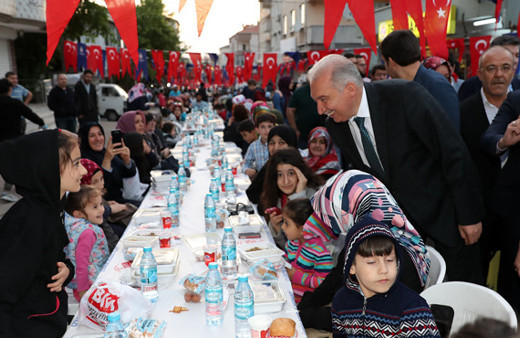 Başkan Uysal Ataşehirlilerle sokak iftarında buluştu