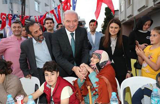Başkan Uysal Ataşehirlilerle sokak iftarında buluştu