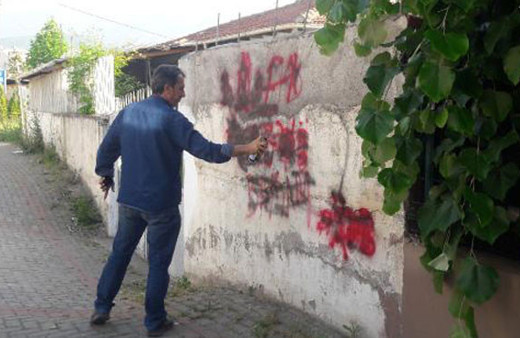 Cemevine çirkin saldırı! Bir de yaptığını telefonla kaydetti