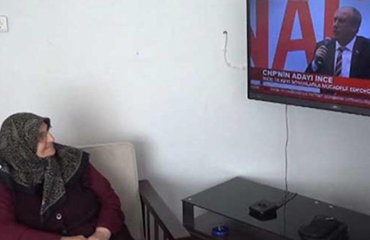 Anne İnce, oğlunun adaylık konuşmasını böyle izledi