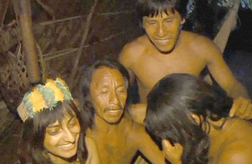 Belgesel için gittiği kabilede hayatının sürpriziyle karşılaştı!