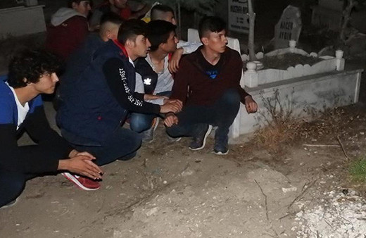 'Mezarlıktaki gizemli kız' için fotokapan