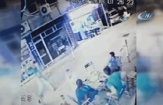 Sandalyeler havada uçuştu! Sokak ortasında feci kavga