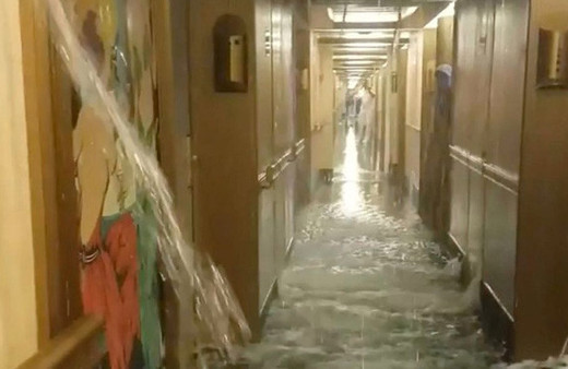 Yolcu gemisini su bastı, yolcular neye uğradıklarını şaşırdı