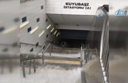 Sağanak yağış metro merdivenlerini şelaleye çevirdi