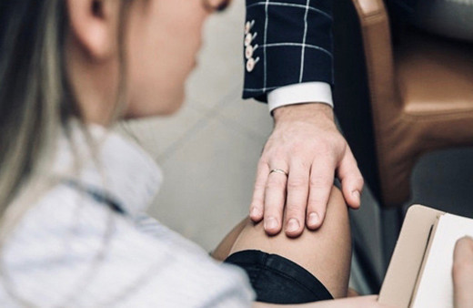 Okul müdüründen şok sözler: Karımın modası geçti sen sarışınsın