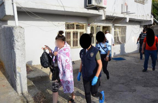 Pitbull köpeğiyle korkutup zorla fuhuş yaptırmışlar!