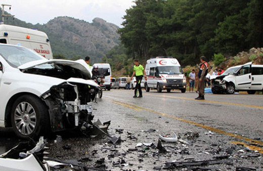 İngiliz ile Amerikalı kafa kafaya çarpıştı 4 yaralı...