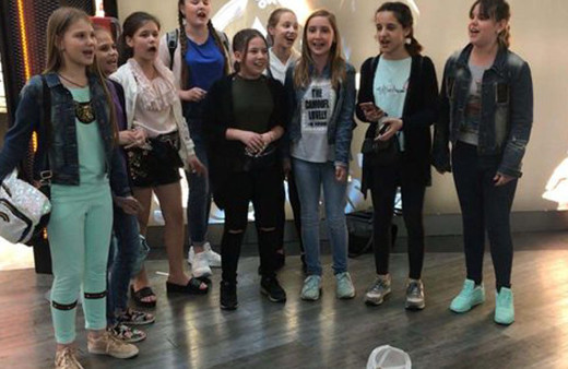 Ukraynalı öğrenciler paraları kalmayınca çareyi şarkı söylemekte buldular