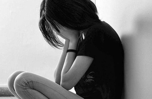 Kız anlatınca skandal patladı! Elle, dudağından öperek, video izleterek...