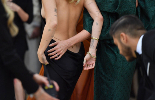 İç çamaşırı giymedi dekolteyi abarttı! 