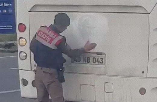 Atatürk çıkartmasını temizleyen Jandarma sosyal medyayı salladı!