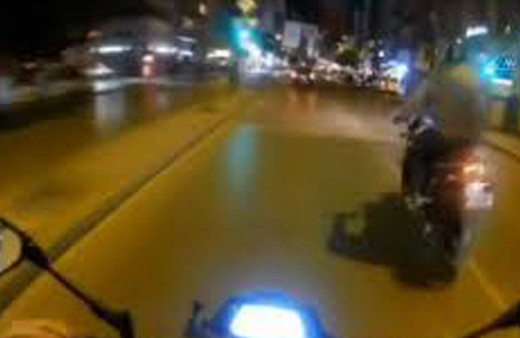 Motosikletlinin tehlikeli şovu kazayla bitti