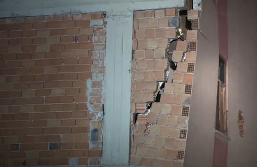 Korku dolu anlar! Üç katlı binada çökme tehlikesi