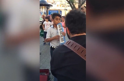 Sokak sanatçılarına eşlik eden çocuk sosyal medyayı salladı