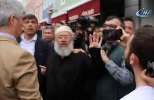 Abdullah Gül’e cenazede ‘Rabia’lı protesto 'Reisime ihanet etti'