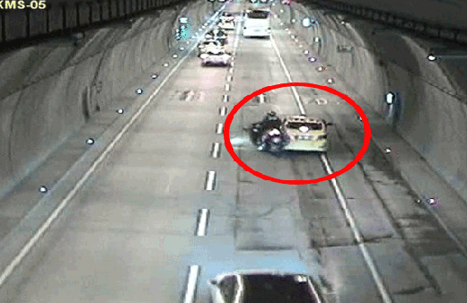 Motosiklet sürücüsü aniden duran taksiye böyle çarptı