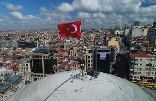 Taksim camisi kubbesi kapatıldı Türk bayrağı dikildi