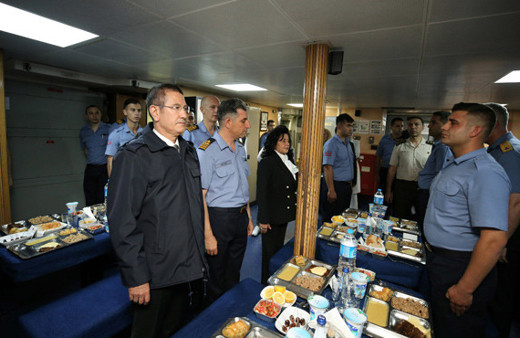 Nurettin Canikli, Mehmetçikle açık denizde iftar yaptı