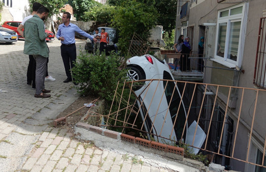Otomobil apartman boşluğuna düştü