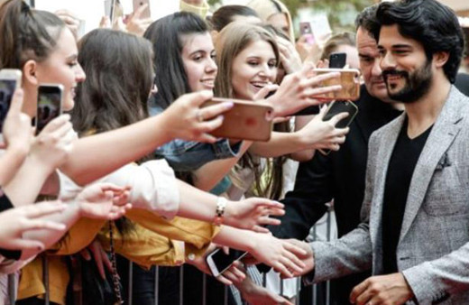 Burak Özçivit fırtınası Slovenya'yı birbirine kattı!