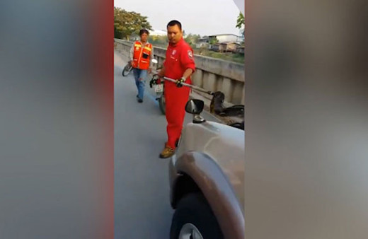 Arabanın motoruna giren dev yılanı böyle çıkardı!