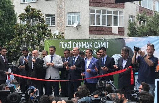 Süleyman Soylu cami açılışı yaptı ilk cumayı da orda kıldı