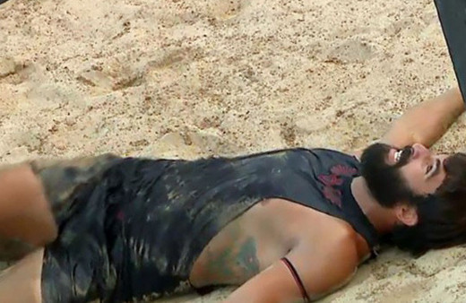 Turabi oyunun ardından acı içinde yerde kaldı