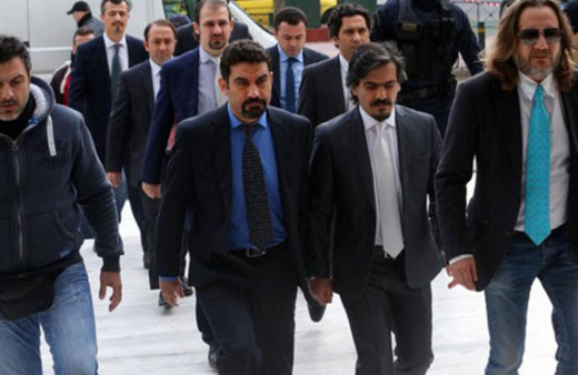 Yunanistan darbeci askerleri askeri kampta korumaya aldı