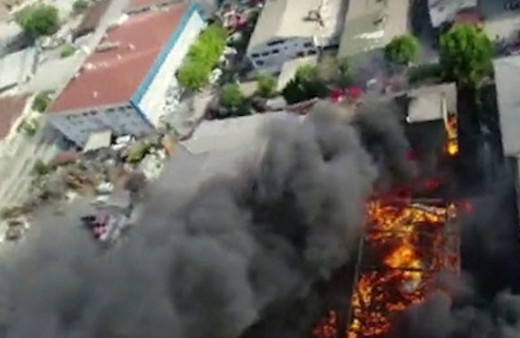 İstanbul'da iplik fabrikası alev alev yanıyor