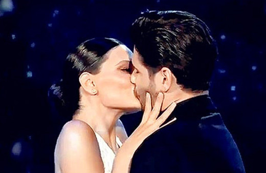 Canlı yayında büyük sürpriz! Öpücük yağmuruna tuttu