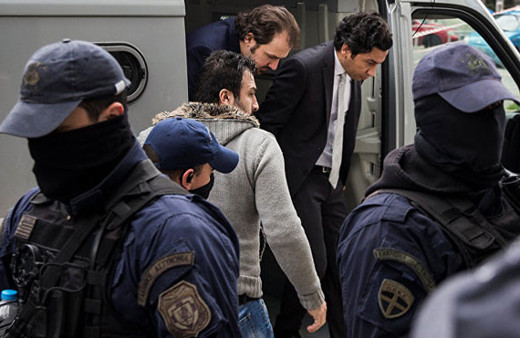 Atina'dan darbeci askerlere 24 saat silahlı koruma