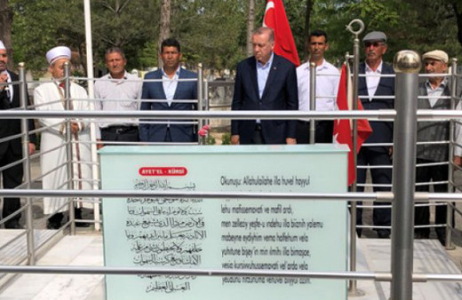  Erdoğan'dan Ömer Halisdemir'in kabrine ziyaret