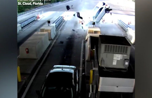 Aşırı hızlı araç gişeye böyle çarptı